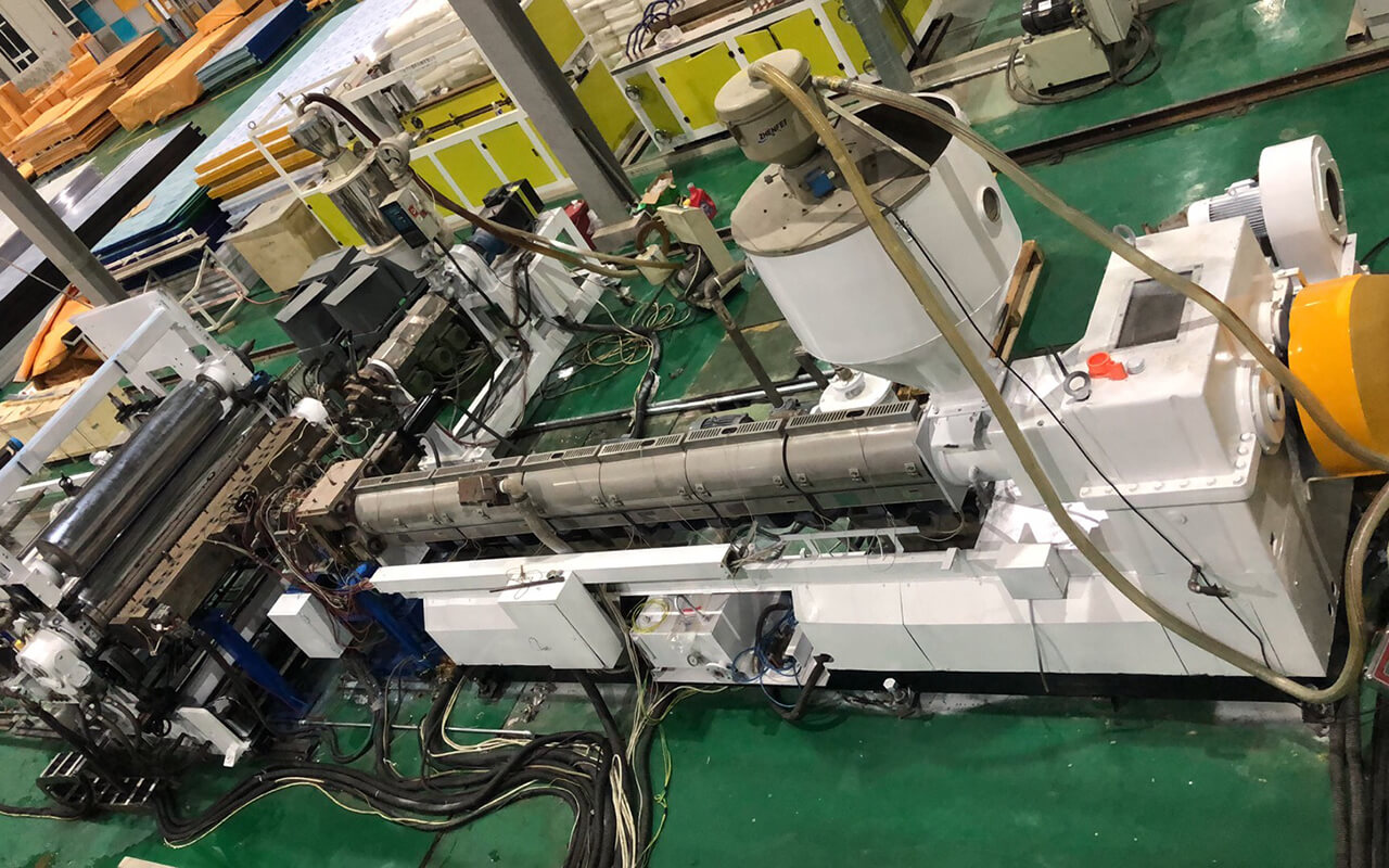 The plastic panels are made from PC material via this machine. Advanced co-extrusion machines provide premium quality for the polycarbonate panels we manufactured.